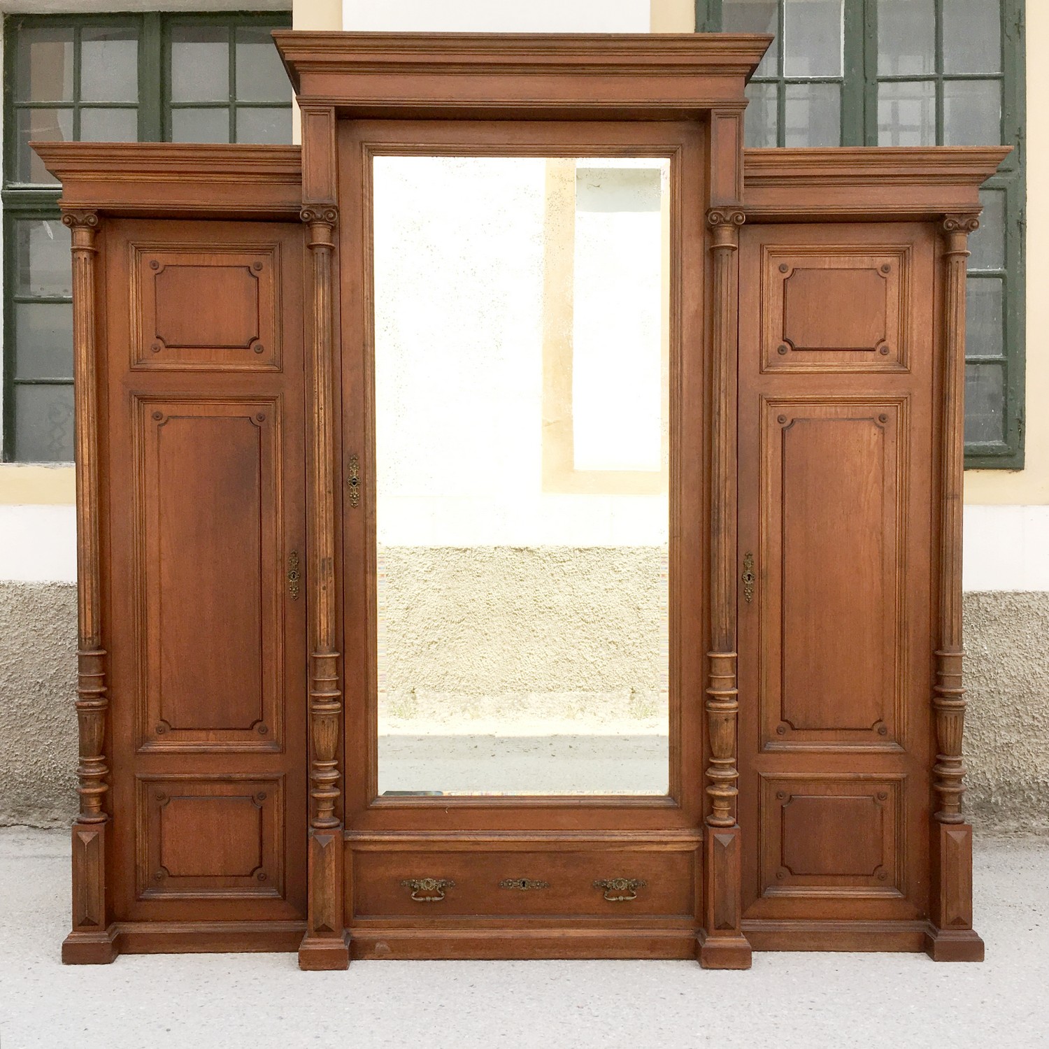 Garderobeschrank Kleiderschrank dreitürig Vollholz antik Dielenschrank Nussholzfurniert