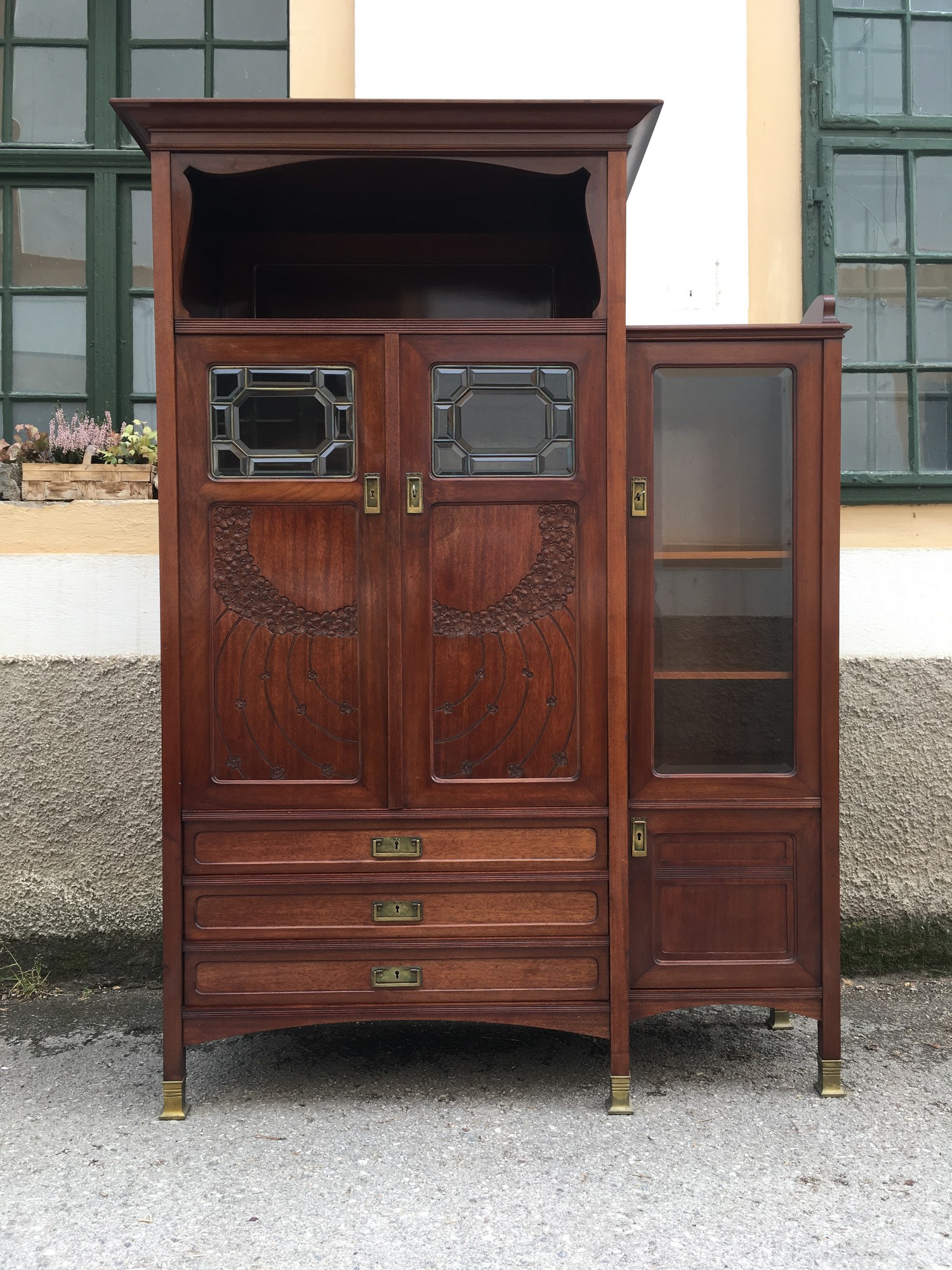 Vitrinenschrank antik Bücherschrank Vitrine Schrank Jugendstil Richard Ludwig Blumengirlanden