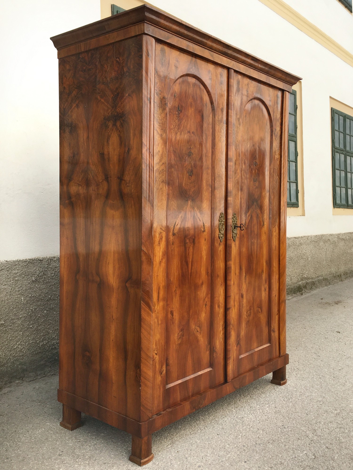 Biedermeier Schrank Keilschrank Hallenschrank zerlegbar Nussholz Original
