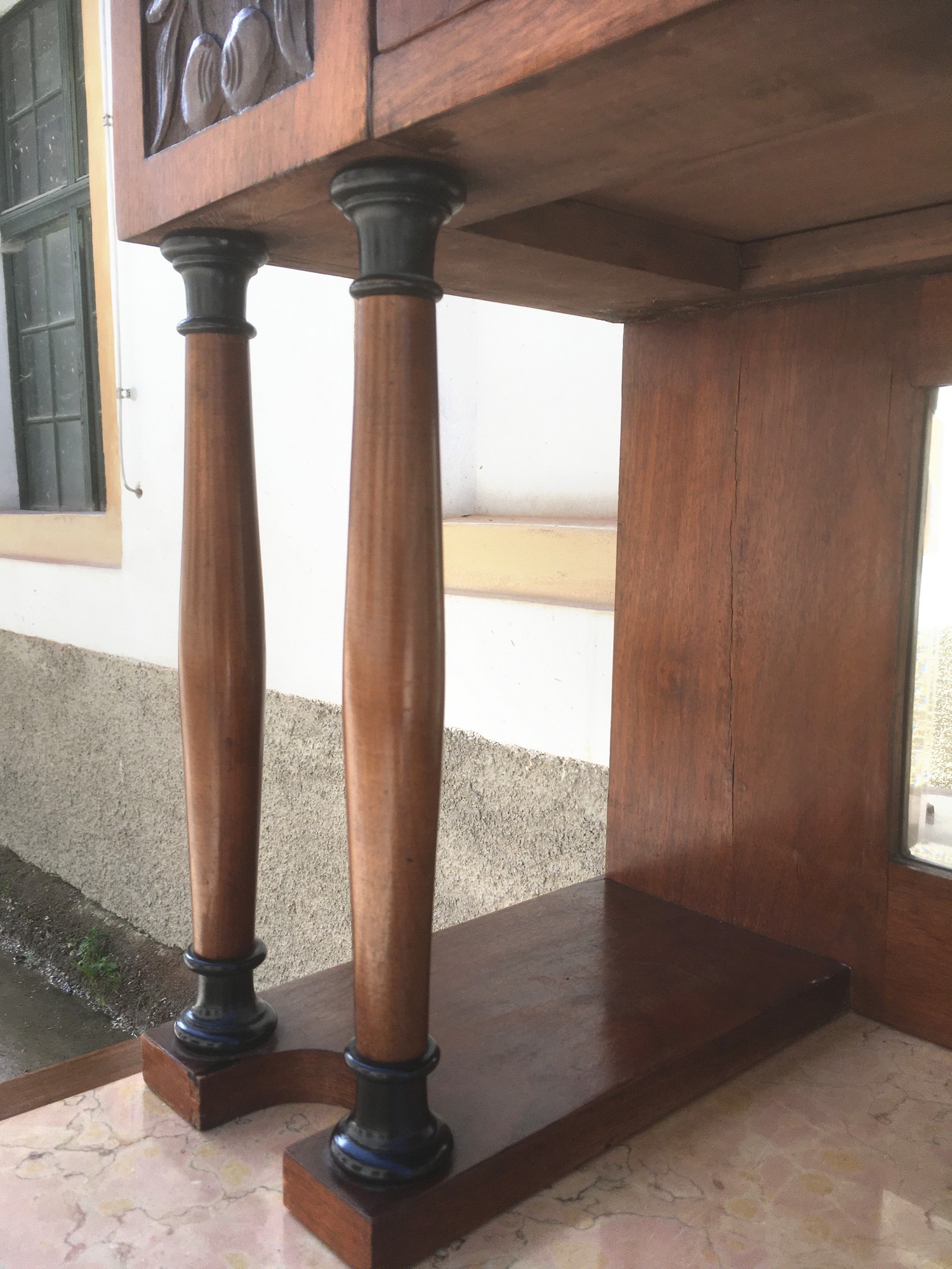 Pfeilervitrine Jugendstil Schrank ArtNouveau secessionistisch Kredenz Vitrine antik Kirschen beschnitztJugendstil