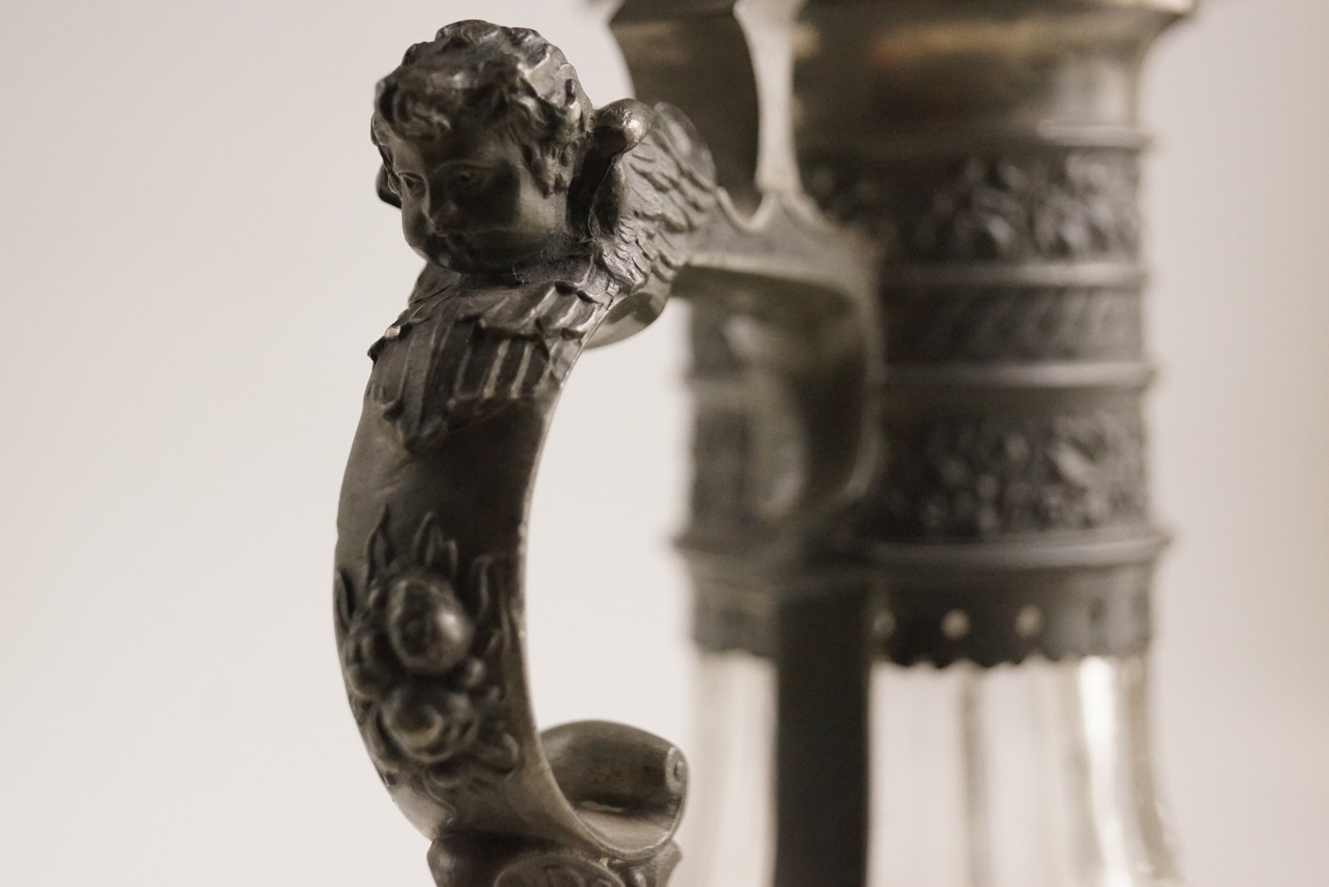 Dekanter Weinblätter Satyr Fratze antik Glas mundgeblasen Karaffe