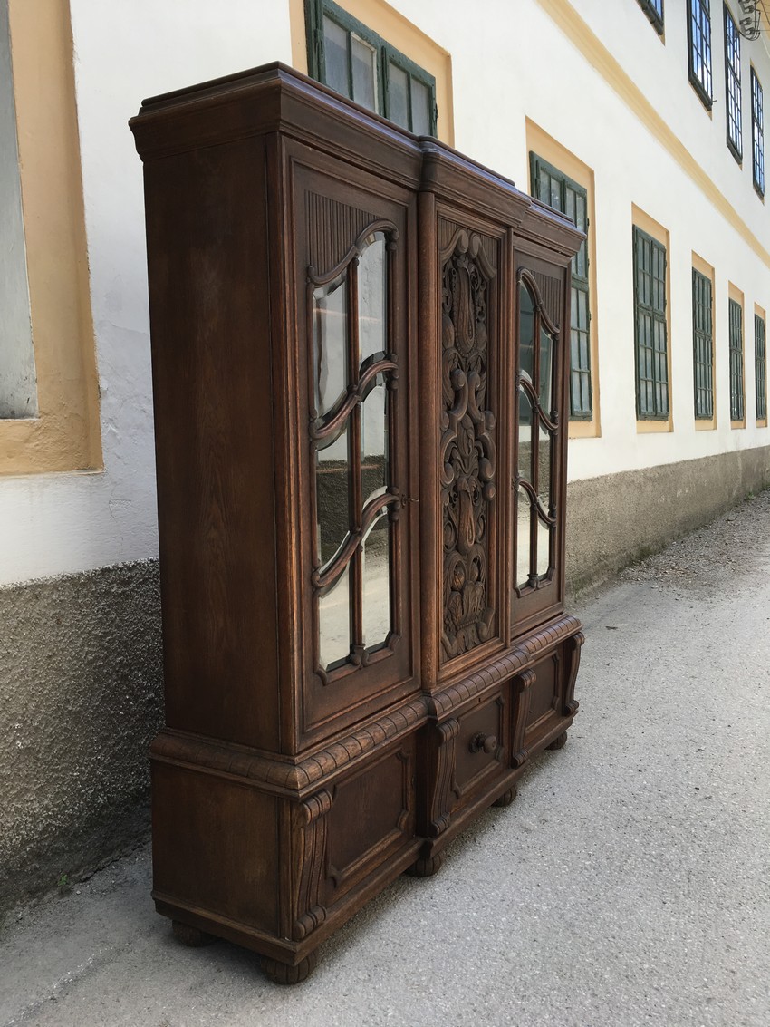 Schrank Geschirrschrank facettierte Kristallgläser antik