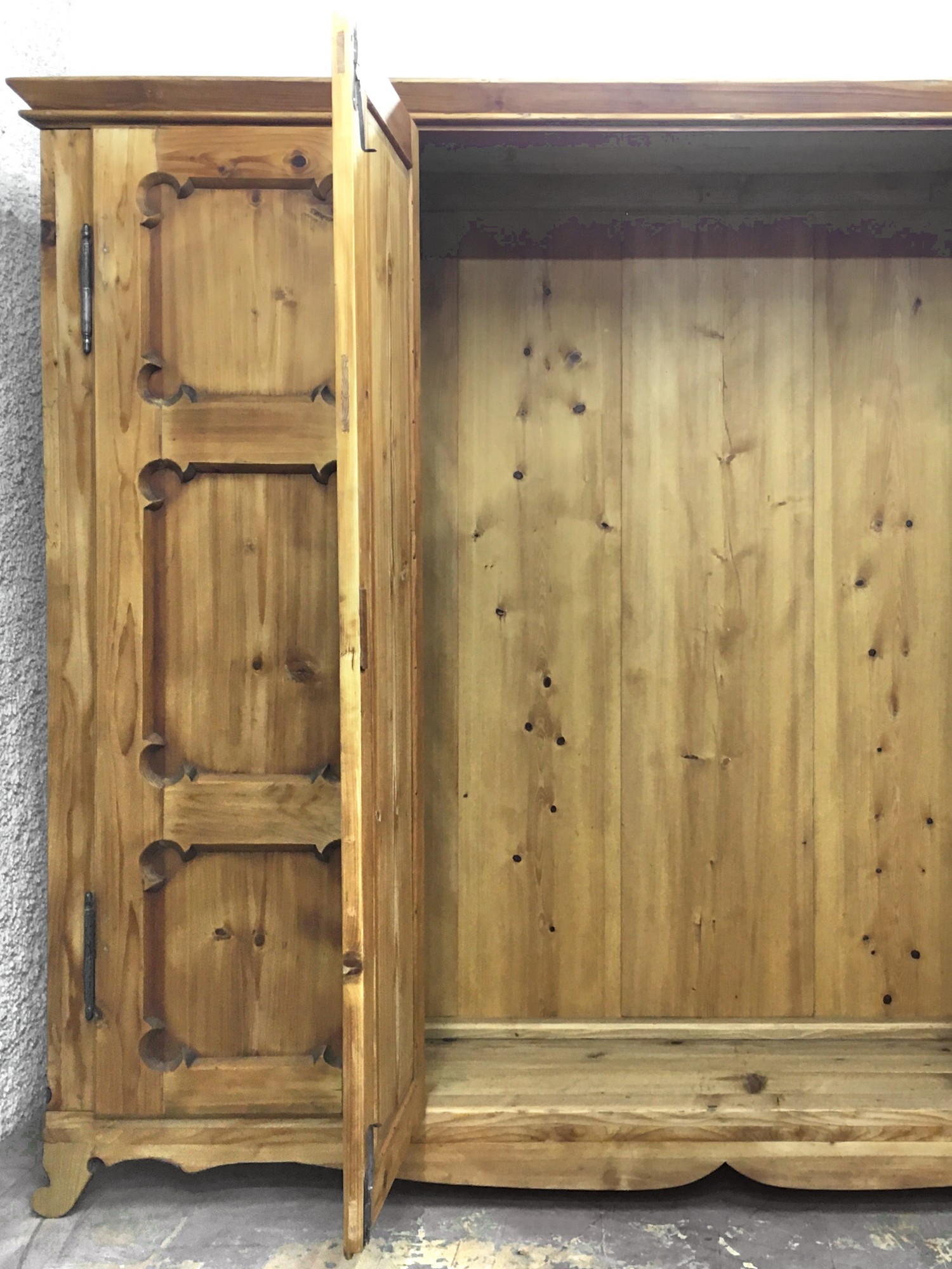 Bauernschrank groß antik Vollholz