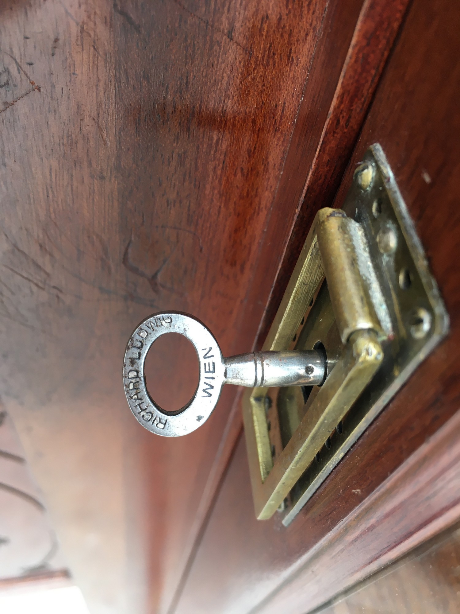 Vitrinenschrank antik Bücherschrank Vitrine Schrank Jugendstil Richard Ludwig Blumengirlanden