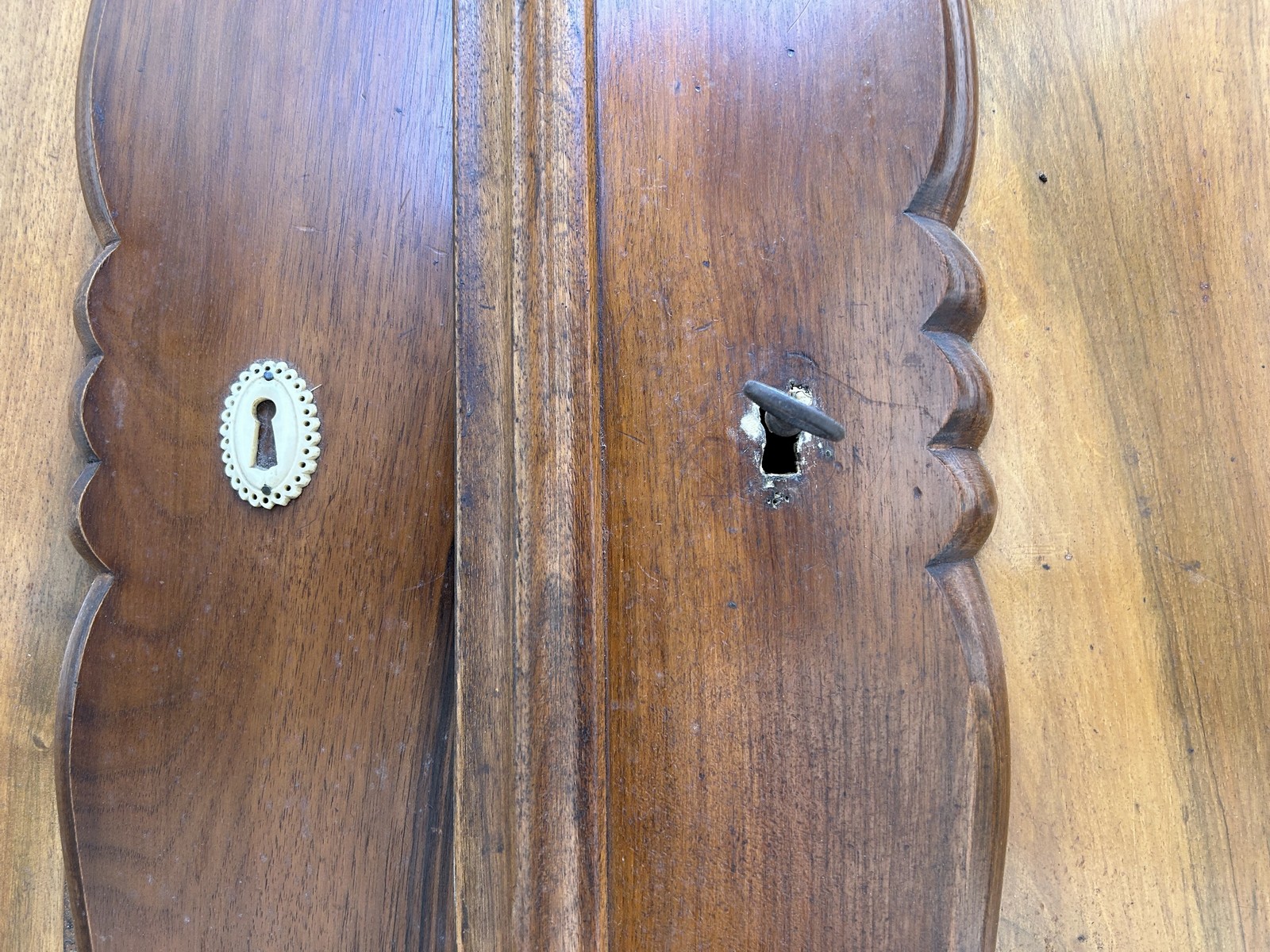 Nussholz Schrank antik