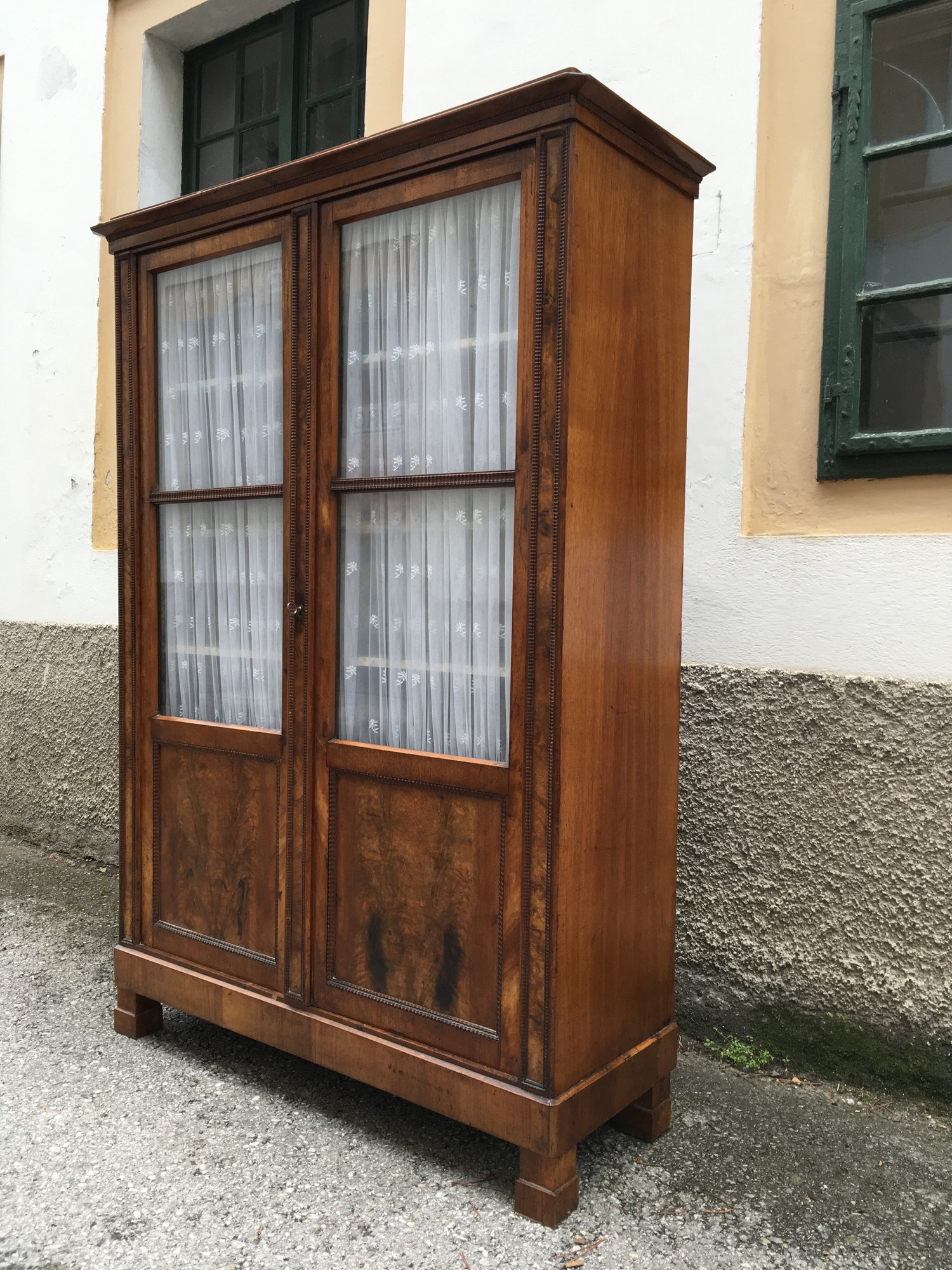 Bücherschrank Vitrinenschrank antik Schrank Biedermeier Nussholzfurnier