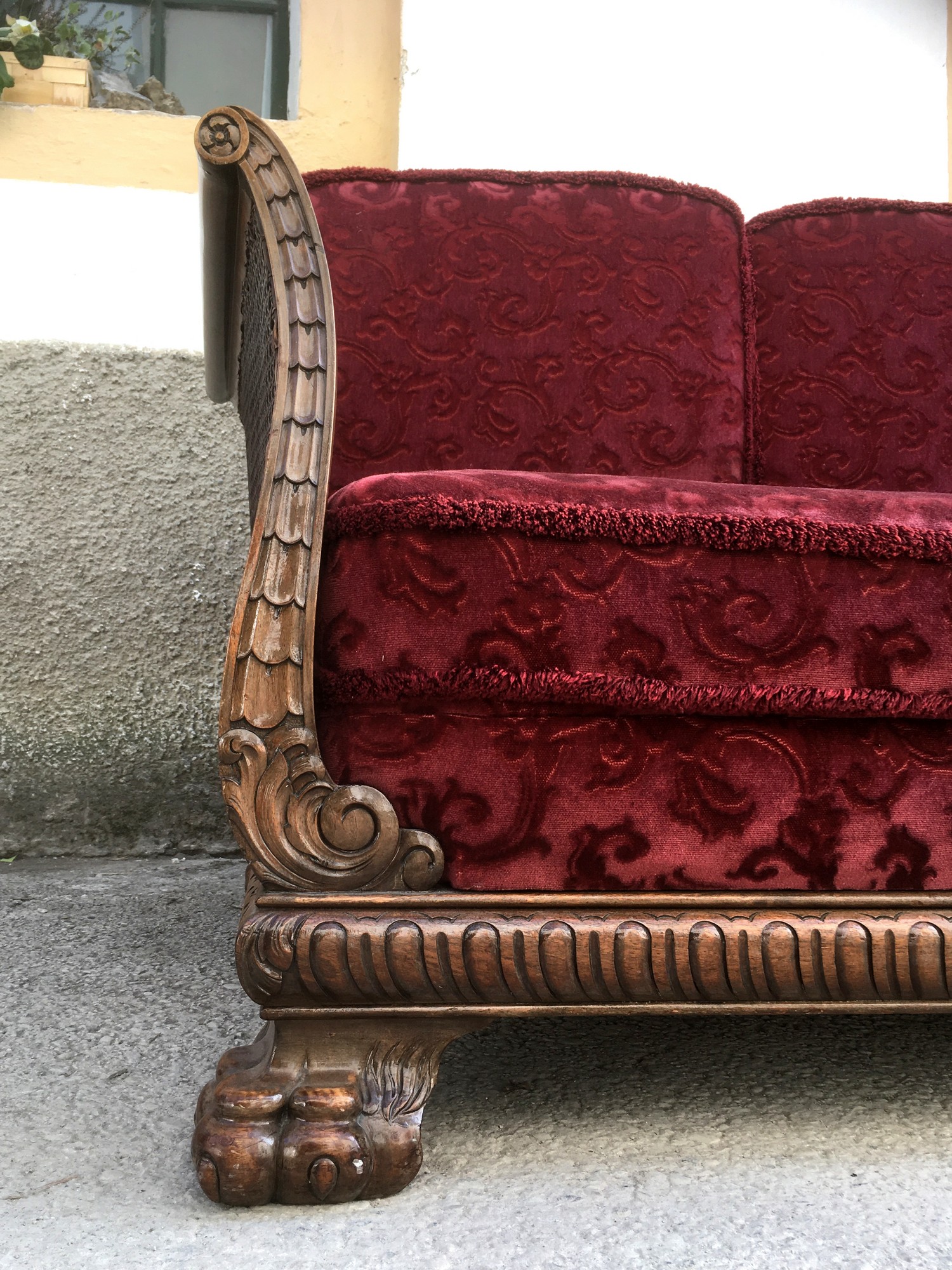 Sofa Renaissance 1930 antik Sitzbnank Tatzenfüße Massivholz beschnitzt Barock Chippendale Antiquität shop kaufen Neorenaissance Barock antik Löwentatzen Wiener Geflecht Antiquität Salon rot