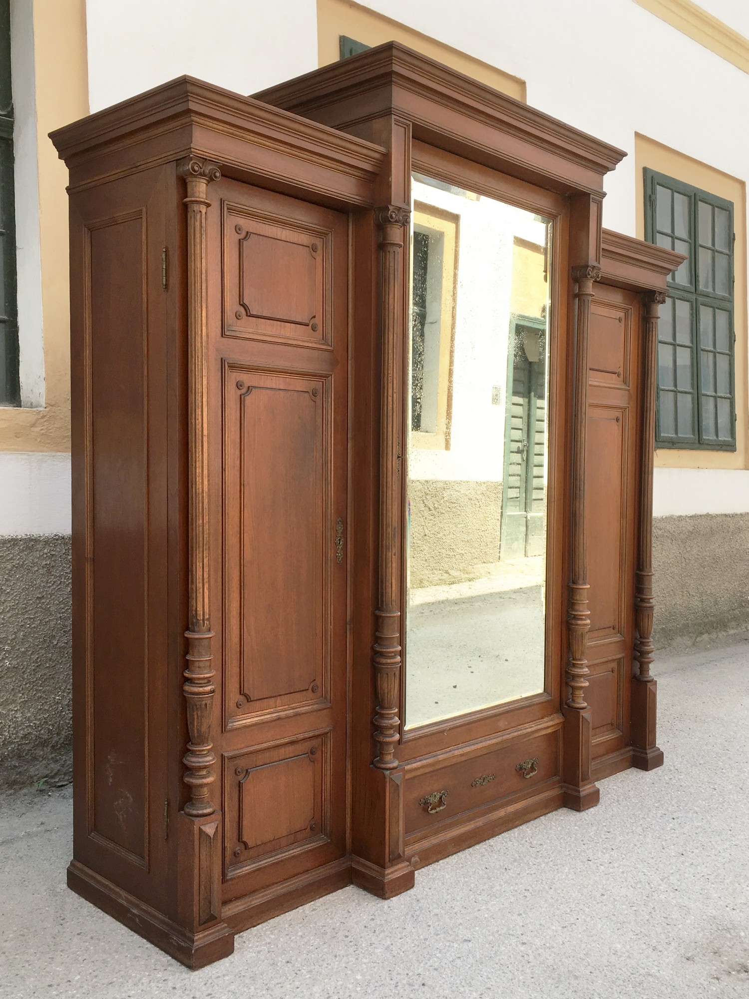 Garderobeschrank Kleiderschrank dreitürig Vollholz antik Dielenschrank Nussholzfurniert