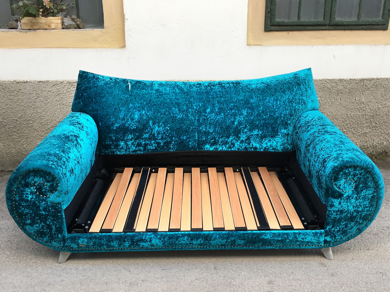 Bretz Sofa Gaudi ausziehbares Bettsofa Schlafsofa Schimmersamt türkis blau silber Designermöbel