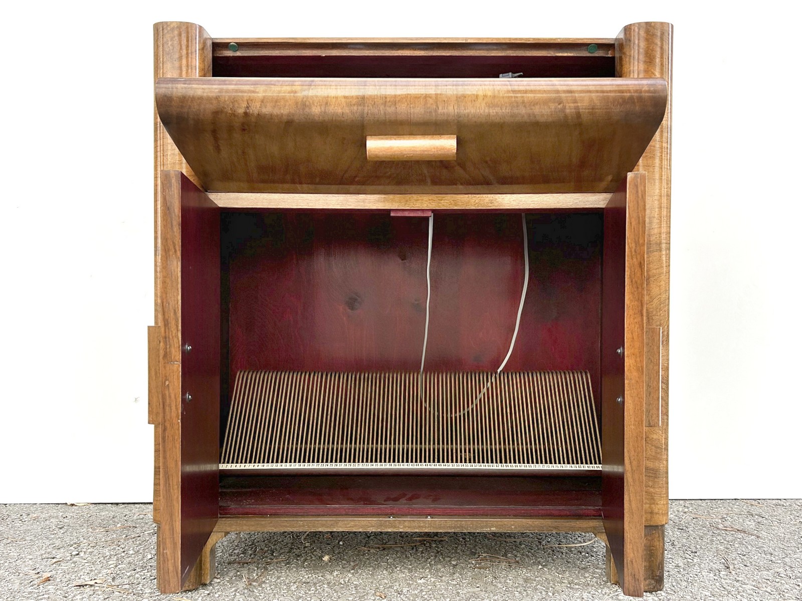 antiker Musikschrank 1940er-Jahre Antiquität Kommode Artdeco Plattenspielerschrank Vintage Design Brutalismus Holz Furnier