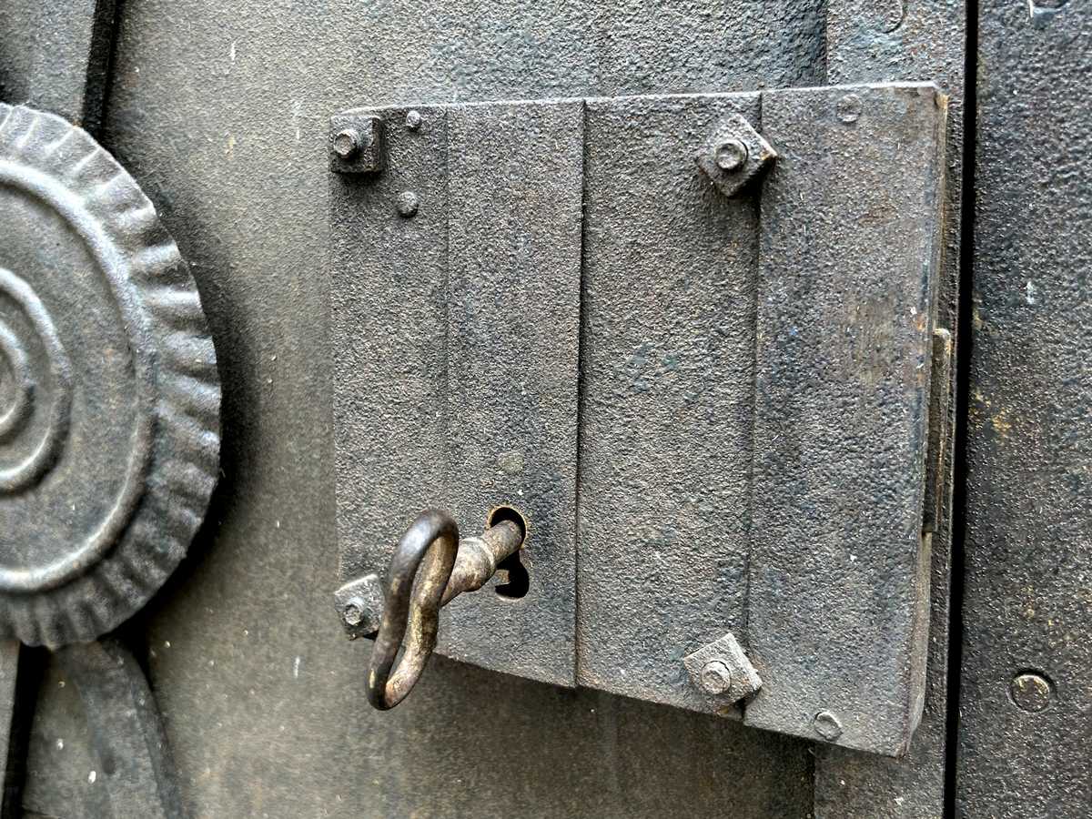 Schmiedeeisentür antik Industrialdesign Barock