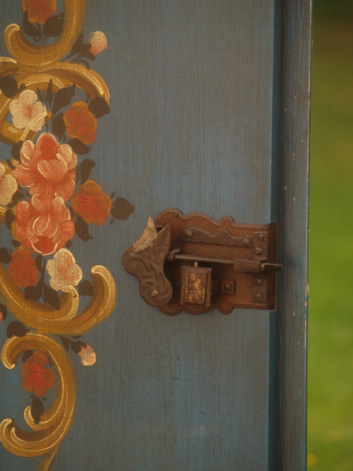 Kleiderschrank handbemalt