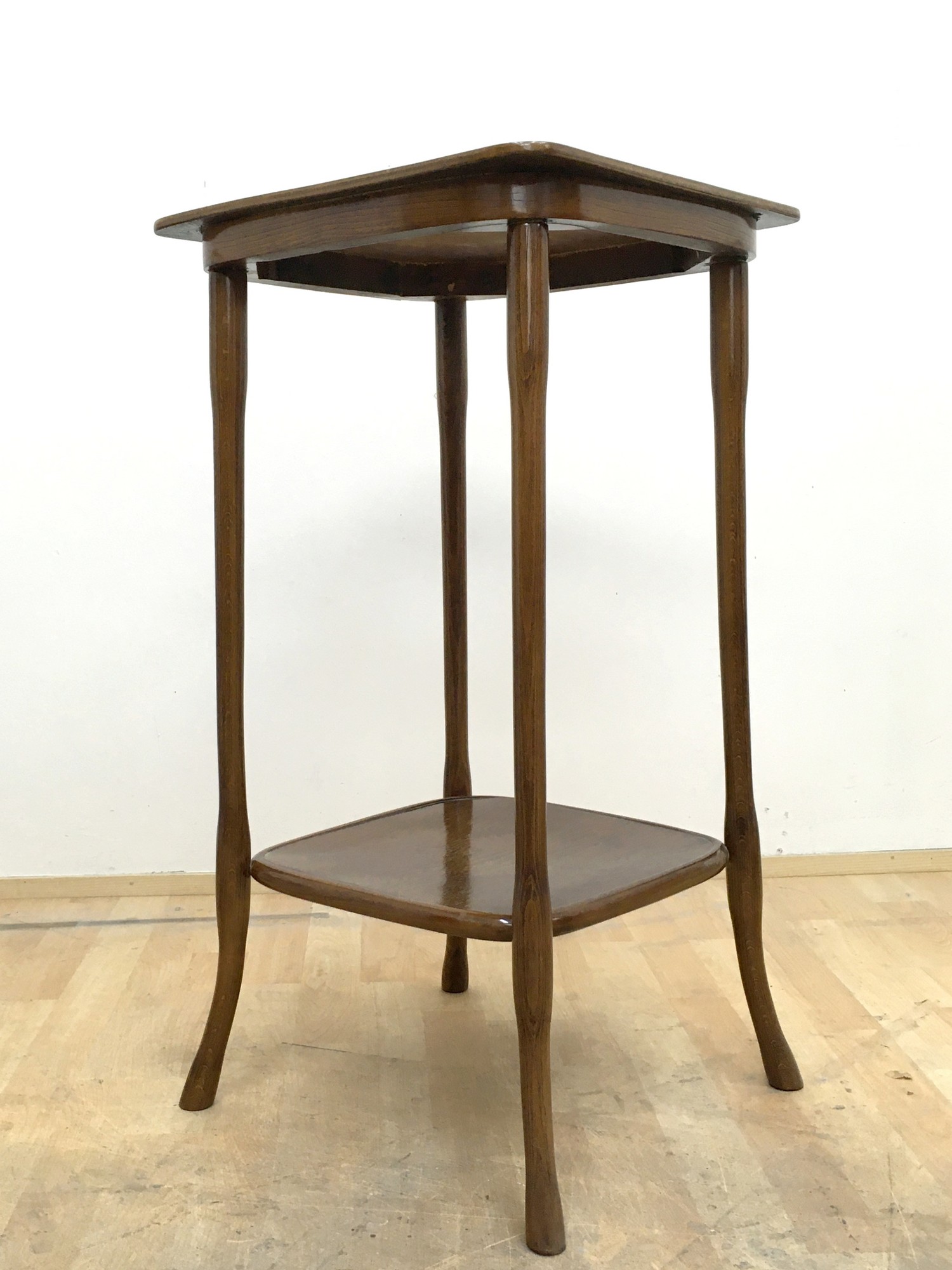 Kohn Blumentisch restauriert