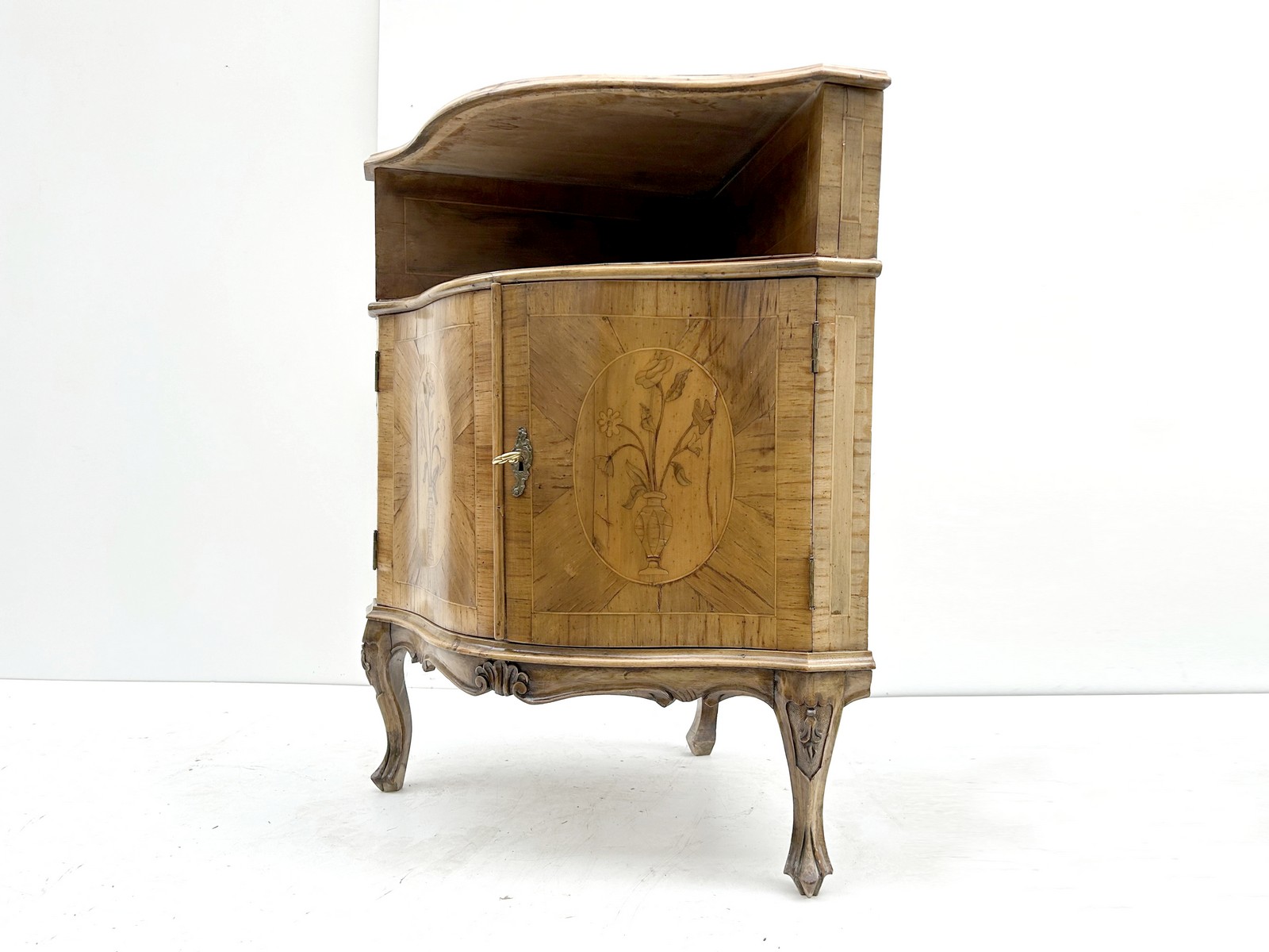 Antike Eckkommode Barockstil florale Intarsien Barschrank