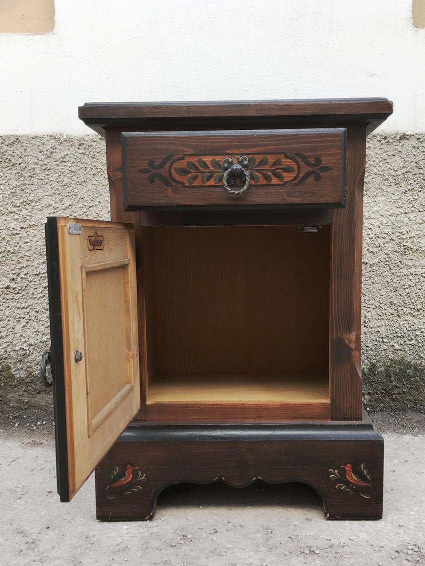 Nachttschrank bemalt