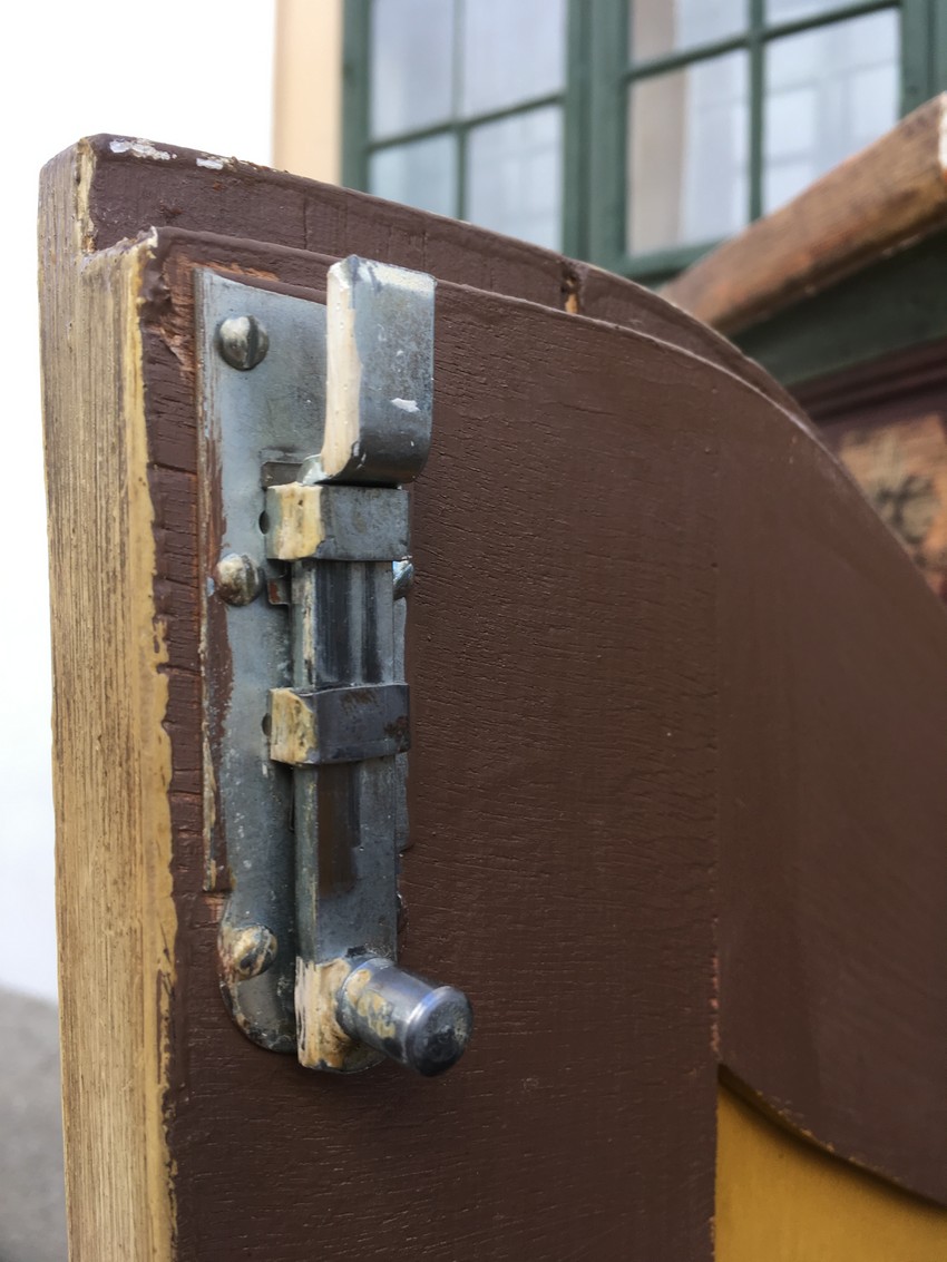 Kleiderschrank bemalt Antikstil