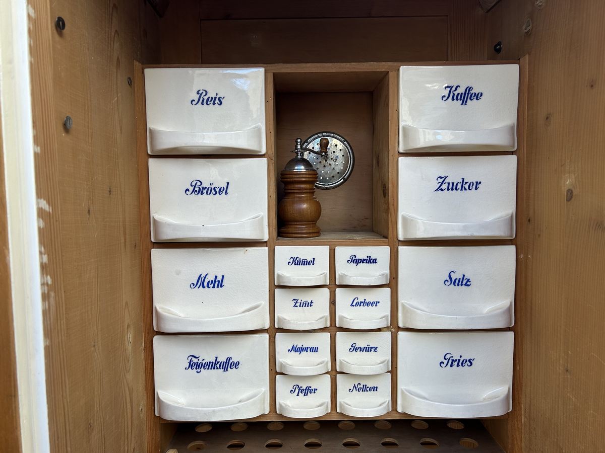 Jugendstil Schüttenregal antik Schrank