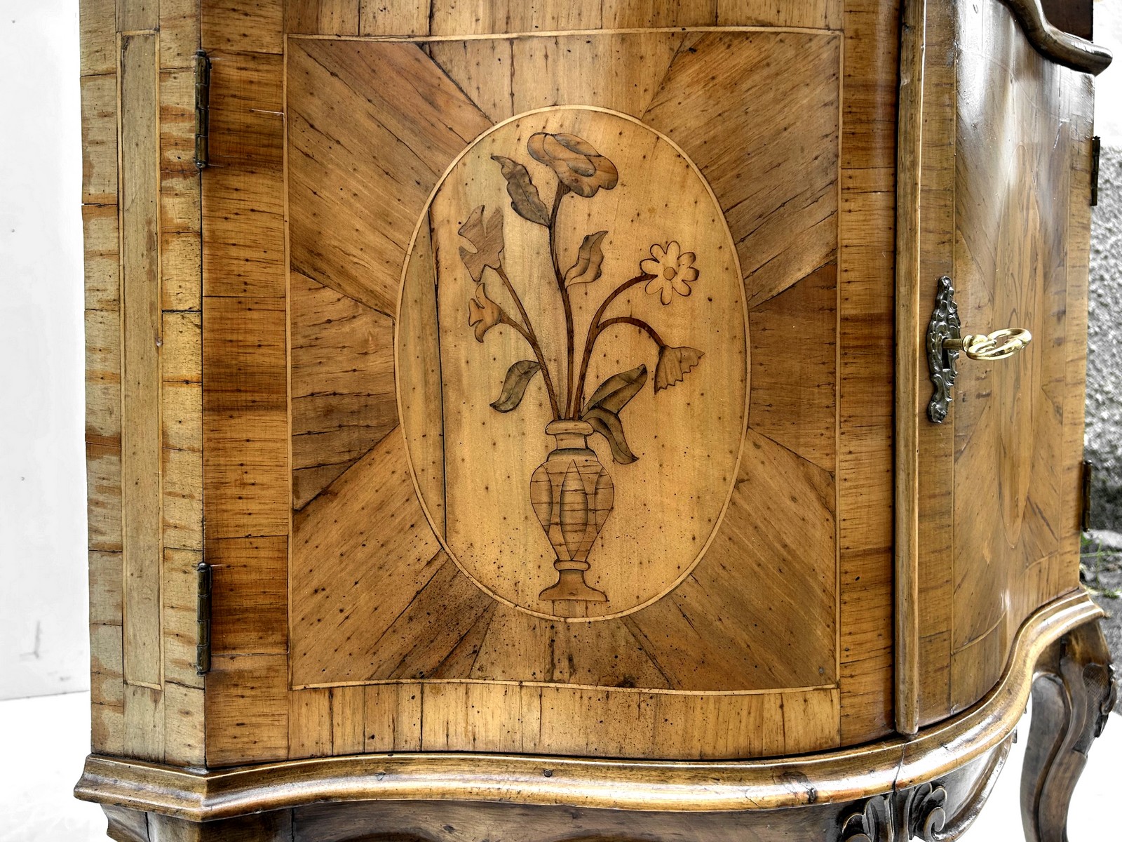 Antike Eckkommode Barockstil florale Intarsien Barschrank