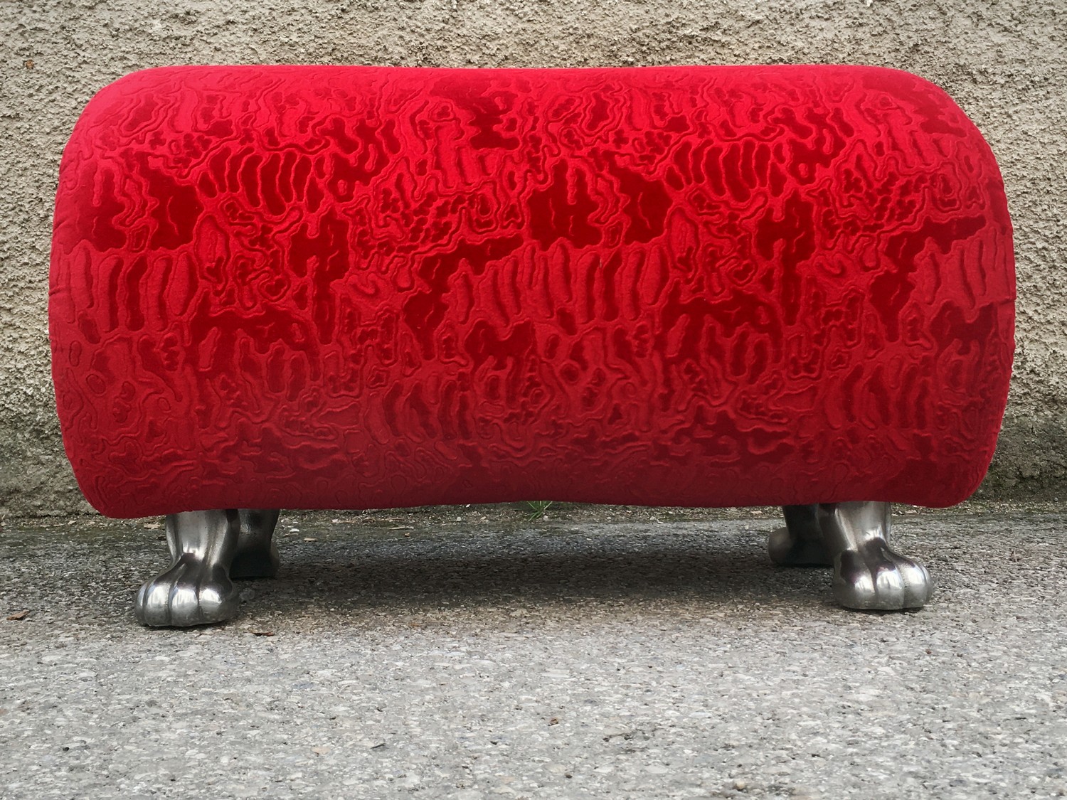 Bretz Hocker zum Sofa od Stuhl rot Stuktursamtstoff polierte Tatzen