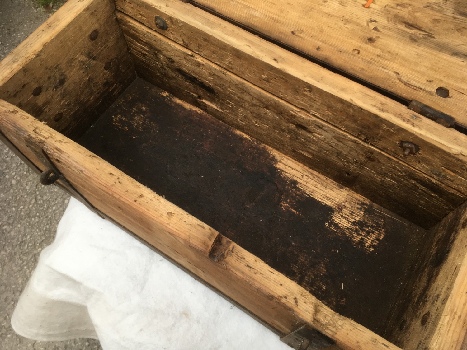 Truhe klein antik Weichholz Eisenbeschläge Schatztruhe Transportkiste schwer