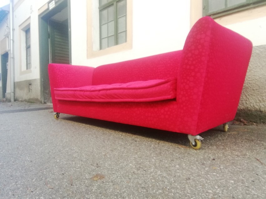 Bretz Sofa rot Bubbles Monster Rollenfüße groß geringe Sitztiefe