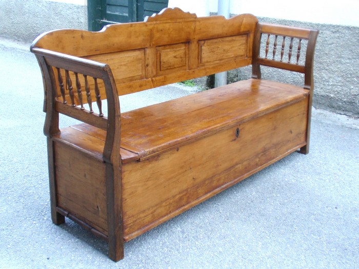 Sitzbank mit Truhe antik