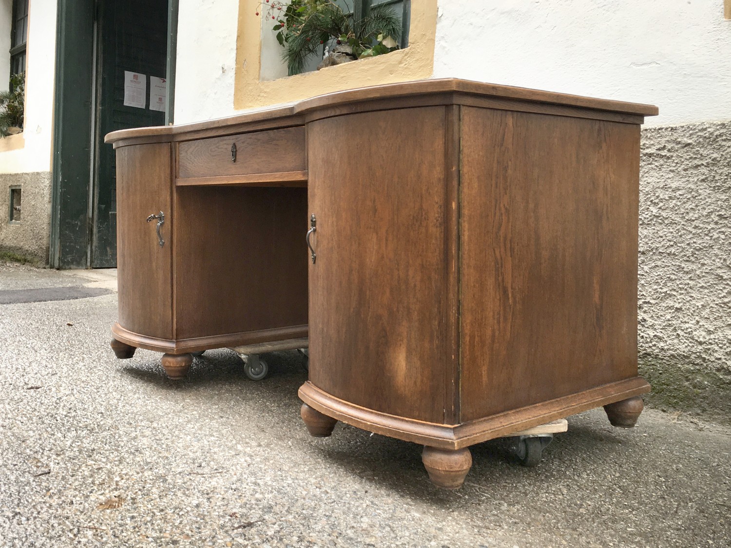 Schreibtisch antik Freisteher Bürotisch schlicht elegant bombiert