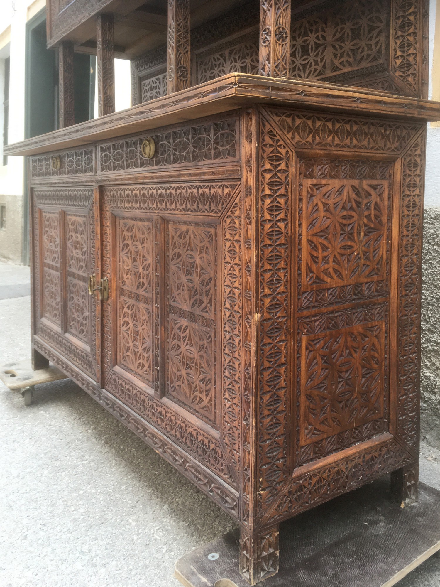 Antiker Schrank beschnitzt nachhaltiges Möbel Vintage Kerbschnitzerei Marmorplatte Kommode