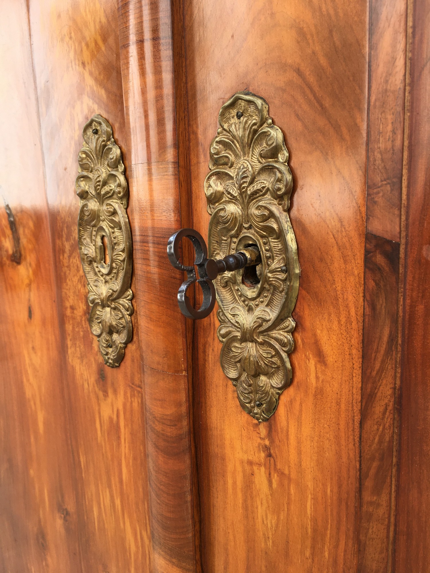 Biedermeier Schrank Keilschrank Hallenschrank zerlegbar Nussholz Original