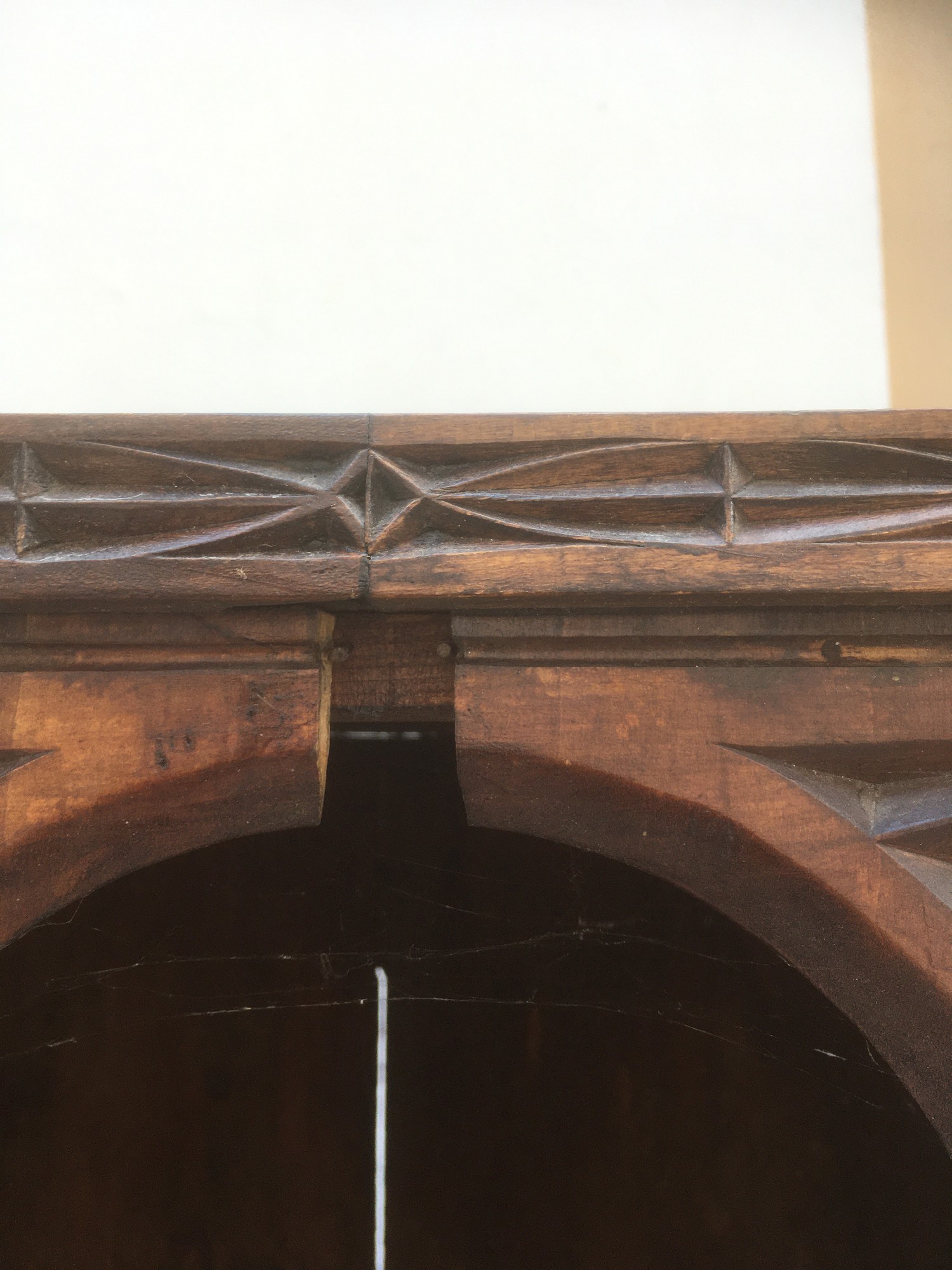 Antiker Schrank beschnitzt nachhaltiges Möbel Vintage Kerbschnitzerei