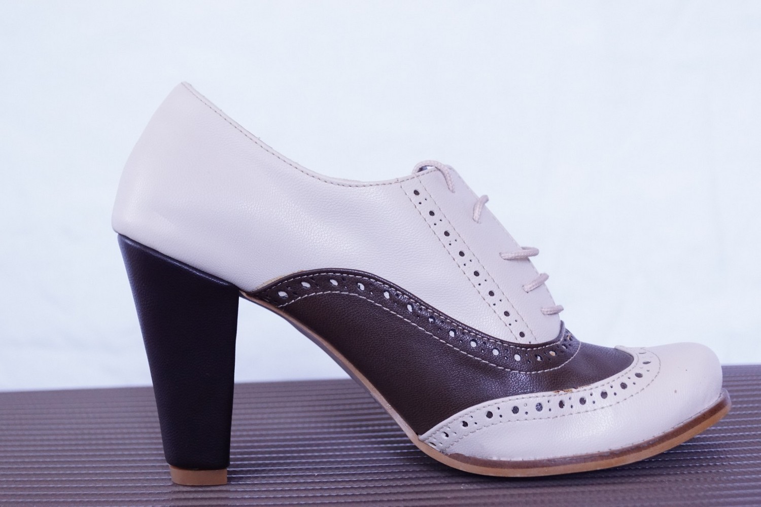 Richelieu Damenschuhe Gr. 38 creme-braun Charleston Design 1920er Stil NEU