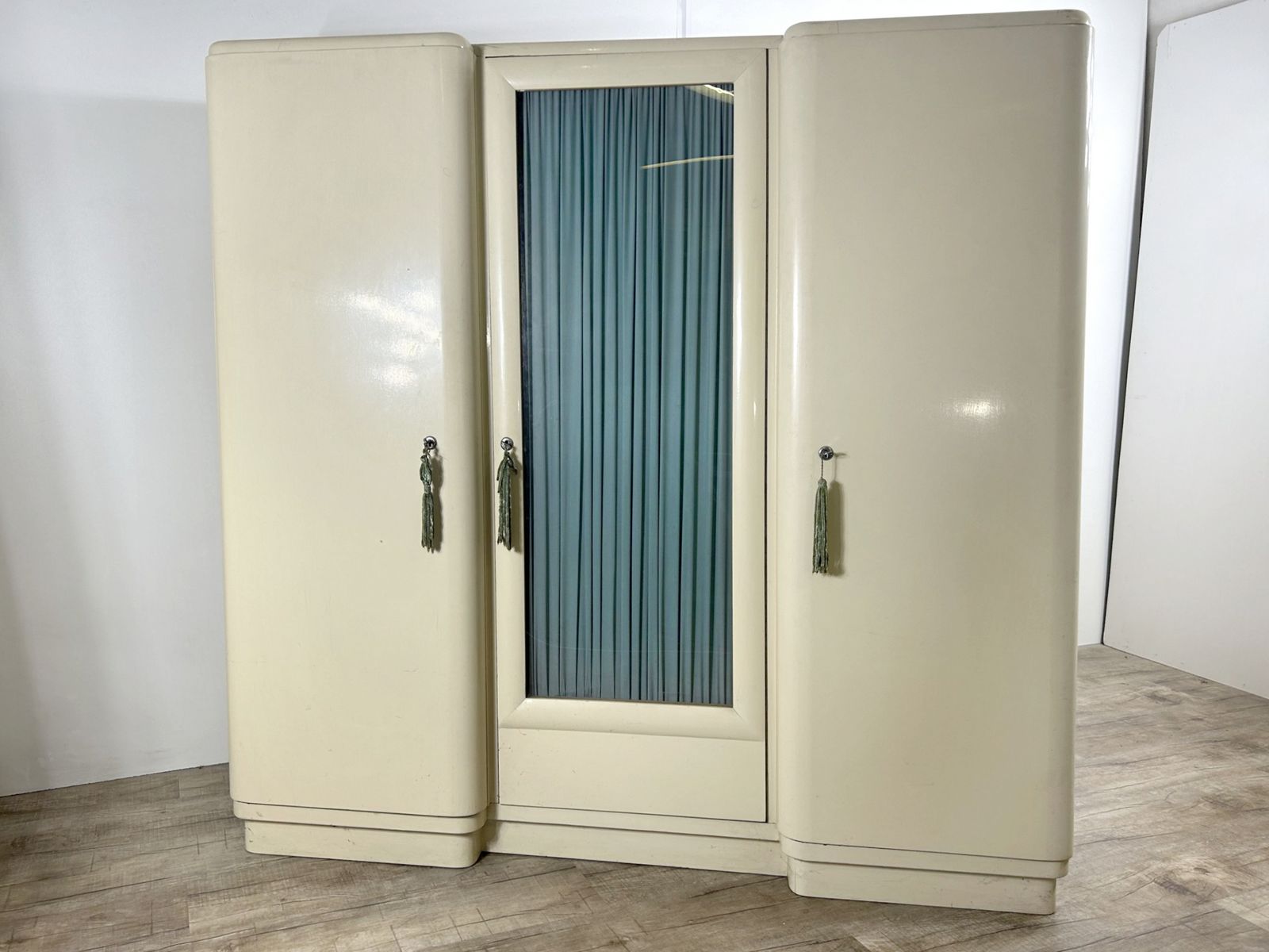 Antiker Kleiderschrank Art Deco cremeweiß