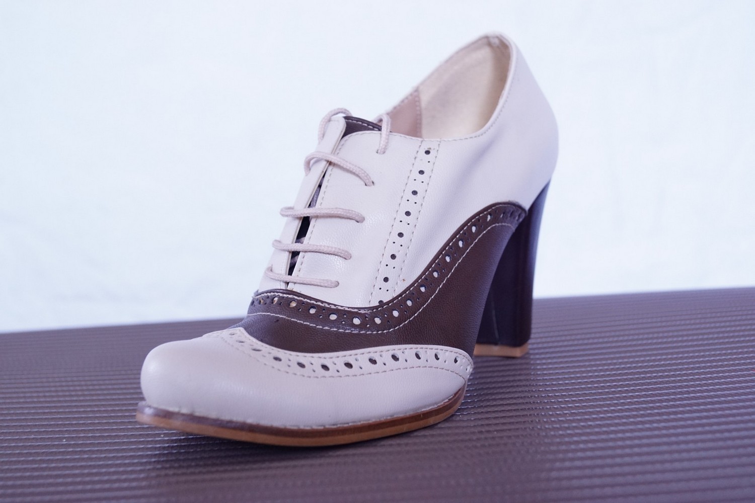 Richelieu Schuhe vegan Damen creme-braun elegante Schnürschuhe Oxforder zweifarbig braun Mafiastil HIgheels