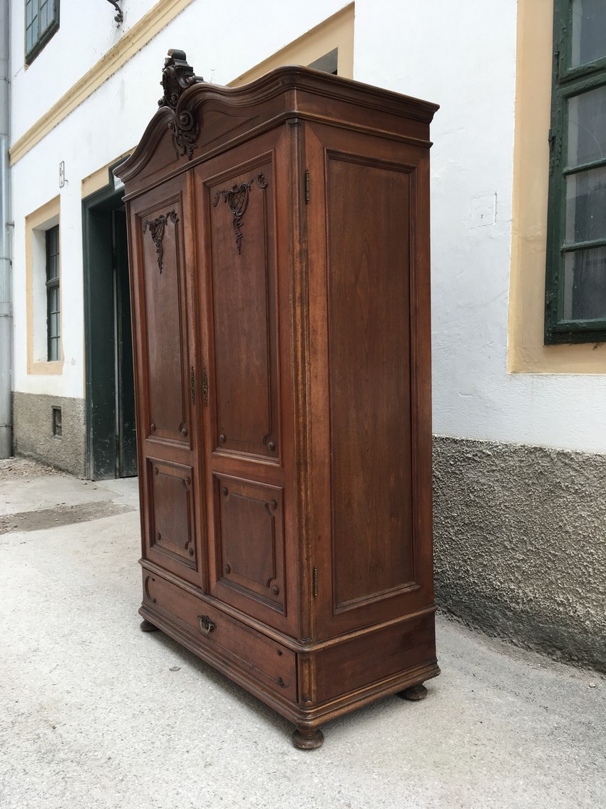 Historismus Kleiderschrank antik Schrank beschnitzt Nussholzfurnier Pfeifenbarock