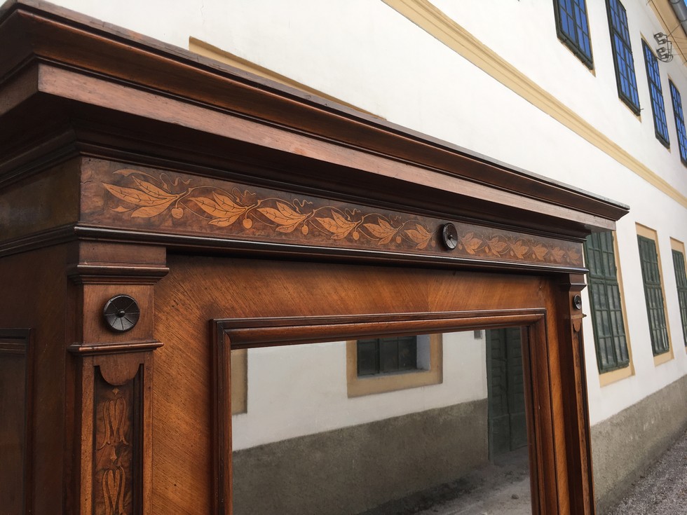 Intarsien Nuss Schrank