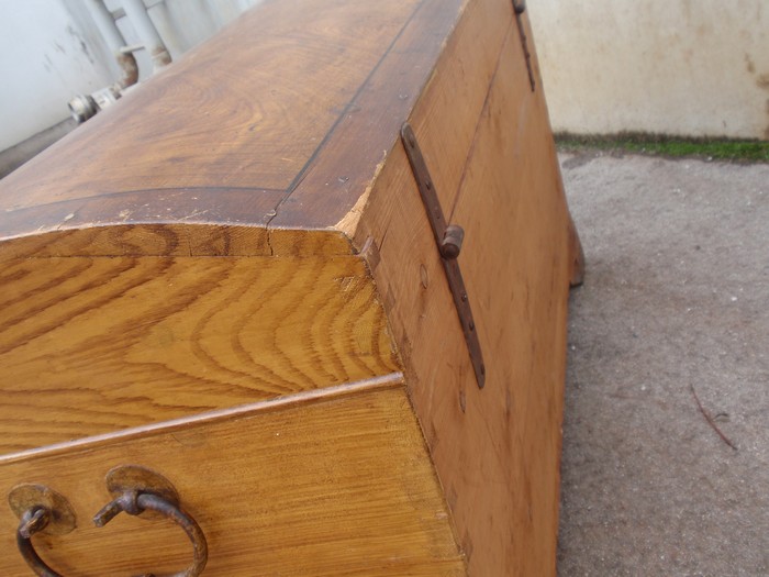 Truhe antik groß mit Runddeckel furniert mit Vollholz Einlegetablett