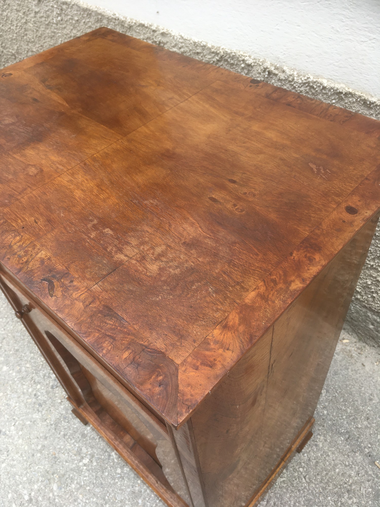 Nuss Schrank antik Vollholz schmal hoch