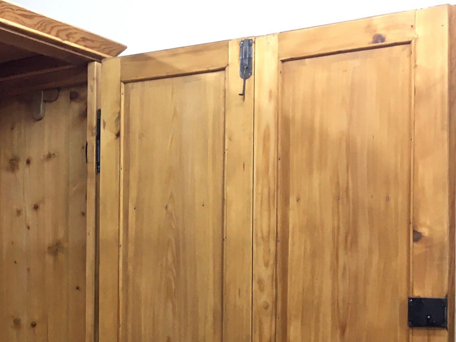 Schrank Antiquität Steckschrank Klapptüren Kleiderschrank antik restauriert Sakristeischrank