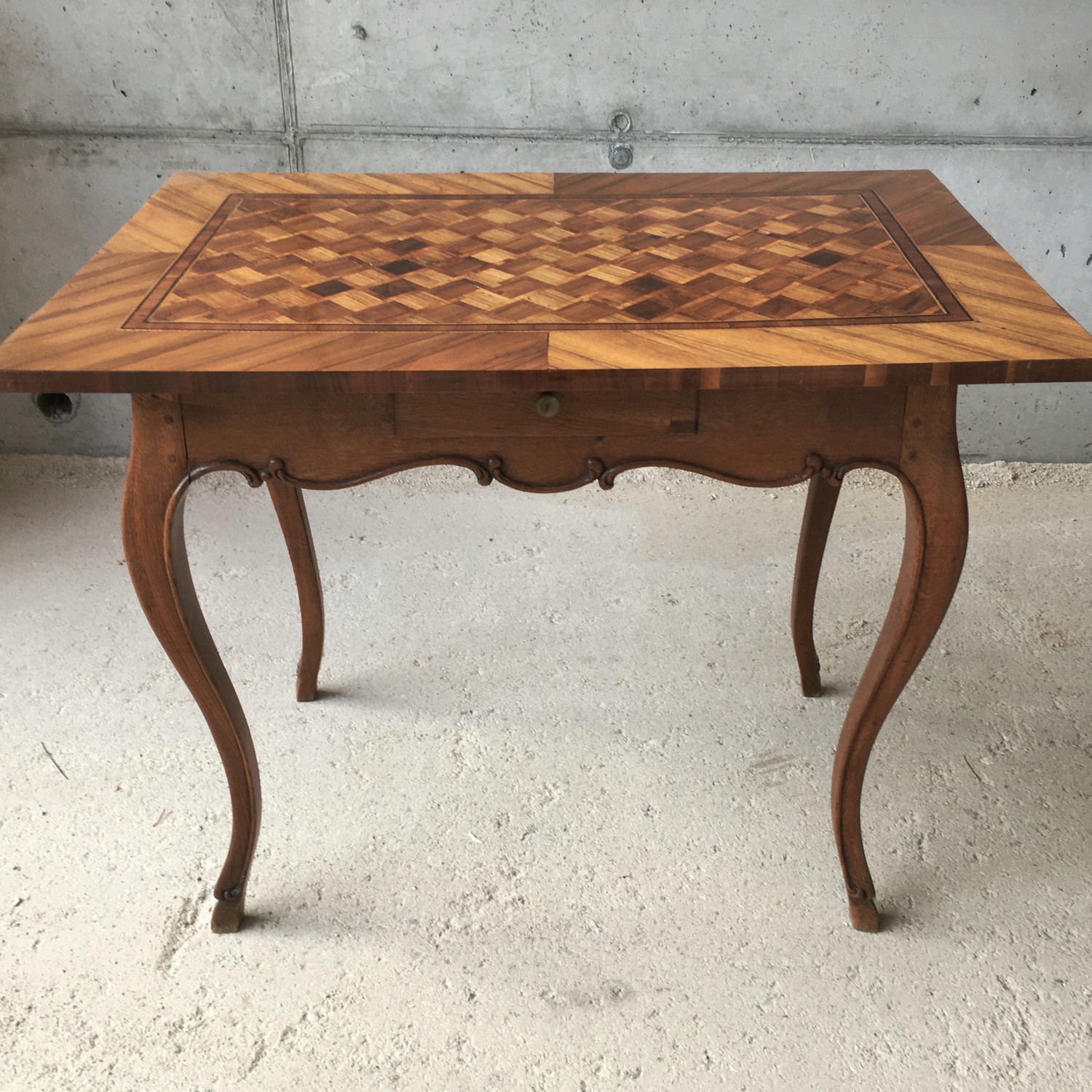 Antiker Salontisch Barock Würfelfurnier mit Lade ca. 1800 Antiker Salontisch Barock Würfelfurnier mit Lade ca. 1800