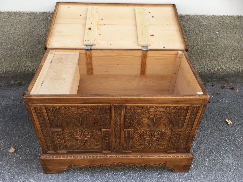 Truhe geschnitzt