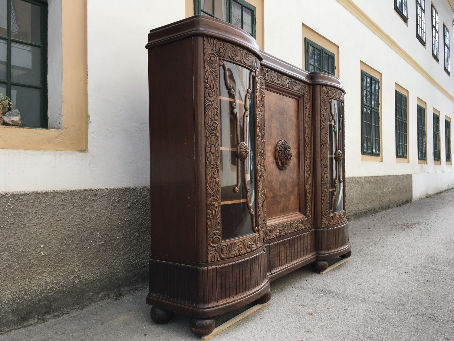 antiker Bücherschrank beschnitzt Neorennaissance Wurzelholzfurniert Bücherschrank groß Barock