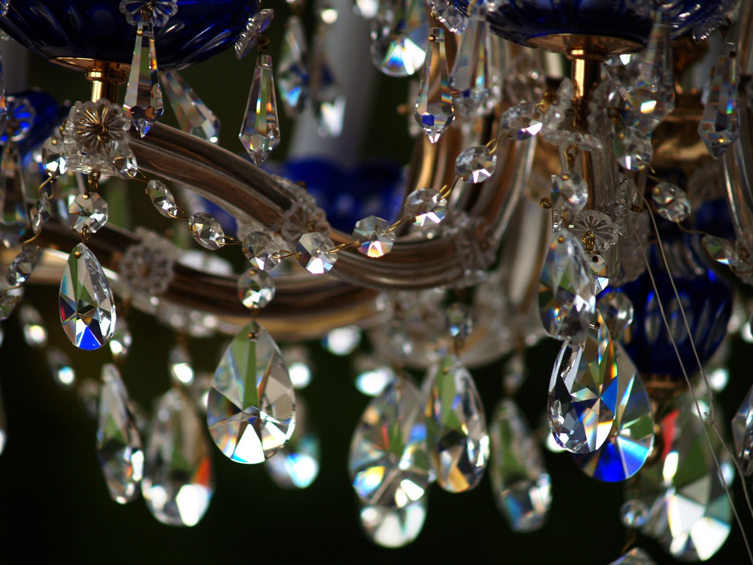 Bleikristall Kronleuchter Böhmisch Design ORION Original Lampe Luster Bleikristalle Kristalle mundgeblasen geschliffen Ausstellungsstück Sale Leuchter Prismen 10-flammig 12 14 60 funkelnd spektralfarben blau gold maria theresia Luster vienna Überfang