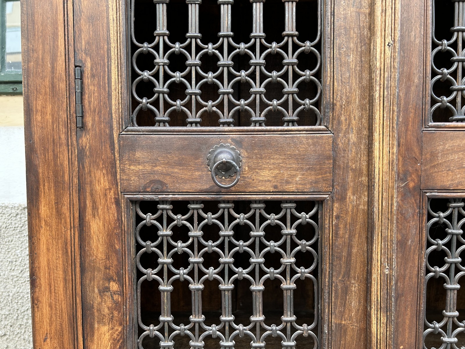 Landhaus Schrank spanischer Eisen Küchenschrank im Weinkeller Stil