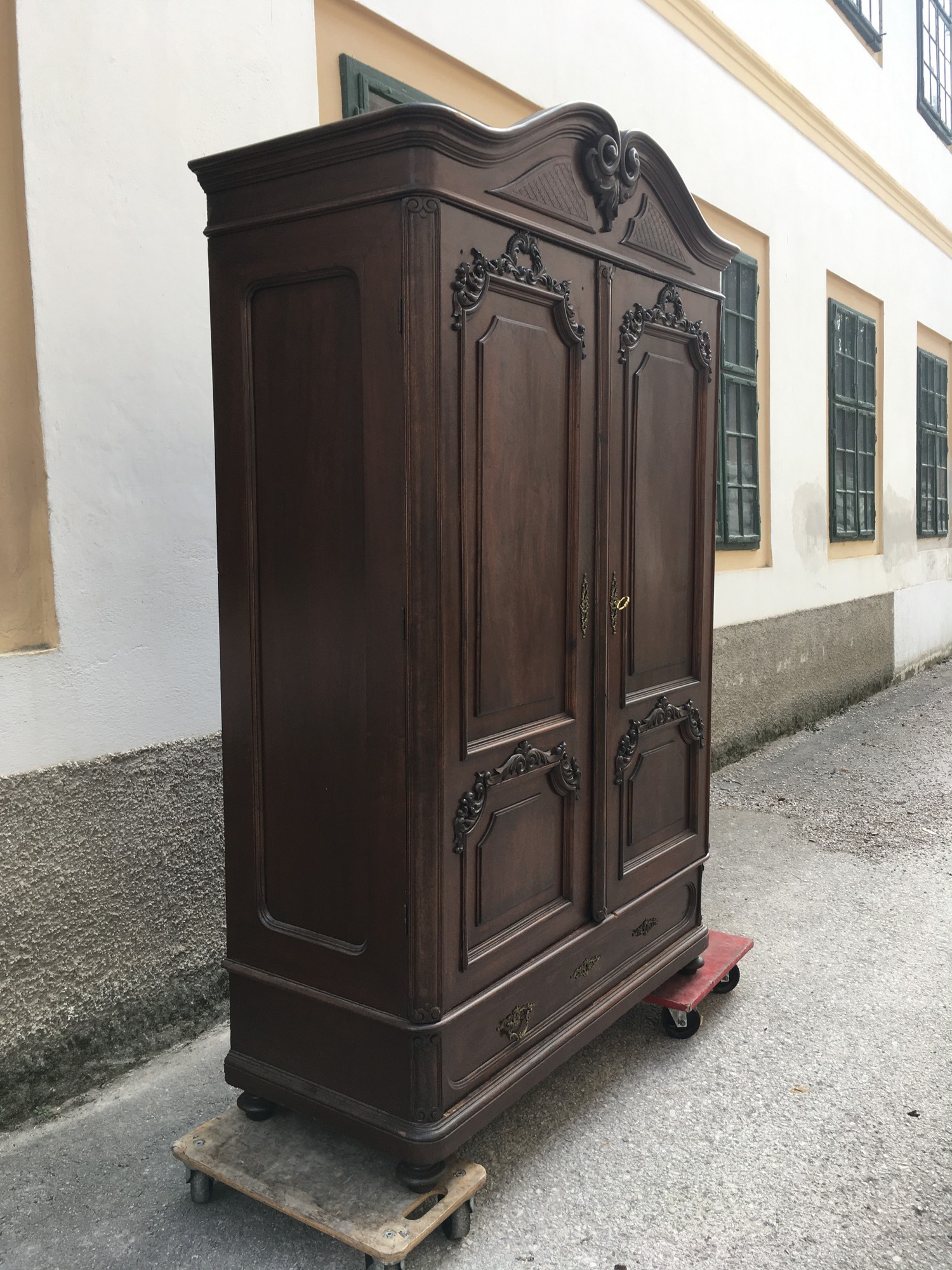 Antiker Schrank aus Vollholz um 1880 geschnitzt