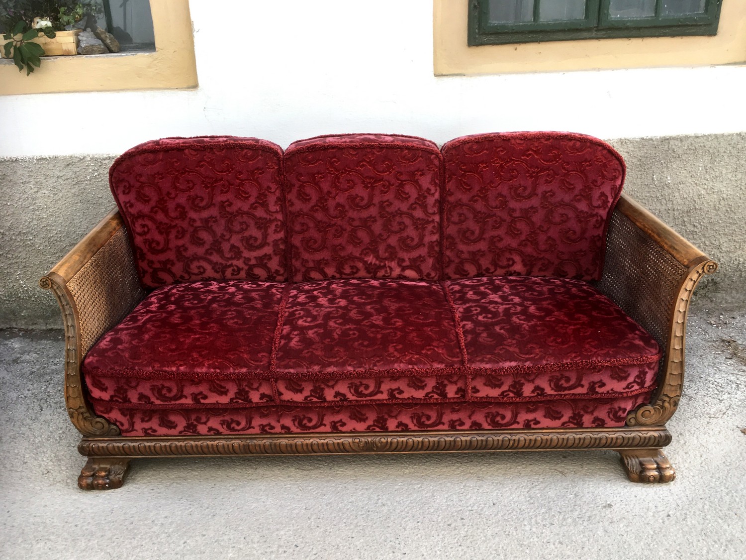 Sofa Renaissance 1930 antik Sitzbnank Tatzenfüße Massivholz beschnitzt Barock Chippendale Antiquität shop kaufen Neorenaissance Barock antik Löwentatzen Wiener Geflecht Antiquität Salon rot