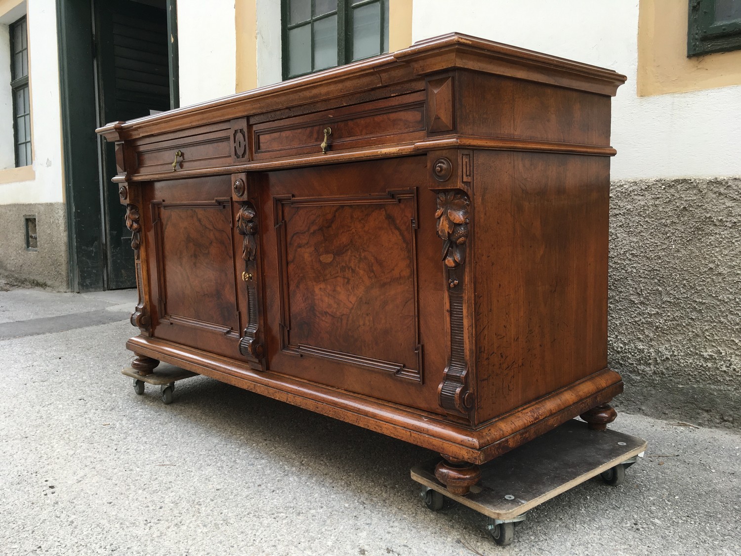 Nussholz Kommode antik