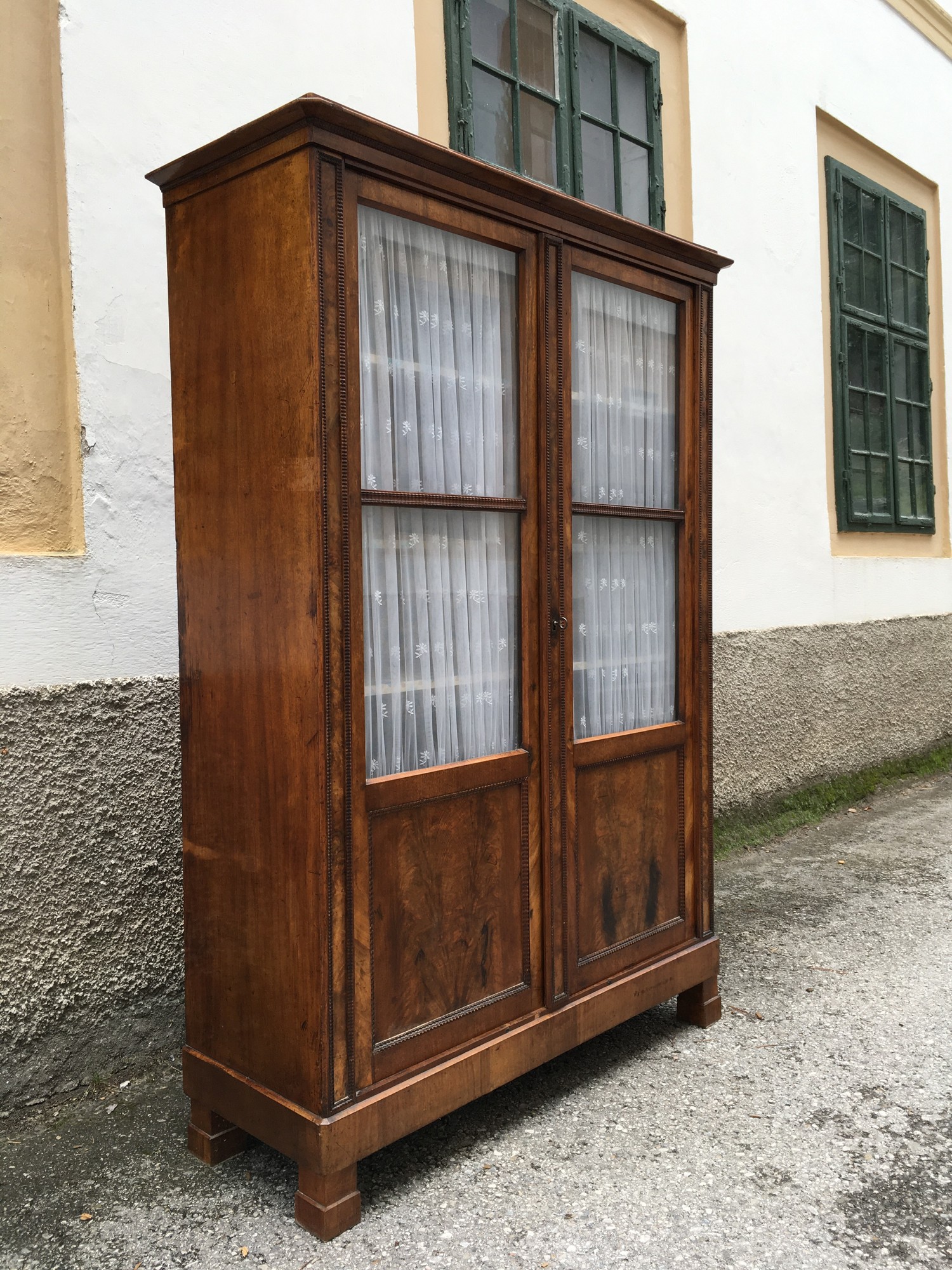 Bücherschrank Vitrinenschrank antik Schrank Biedermeier Nussholzfurnier