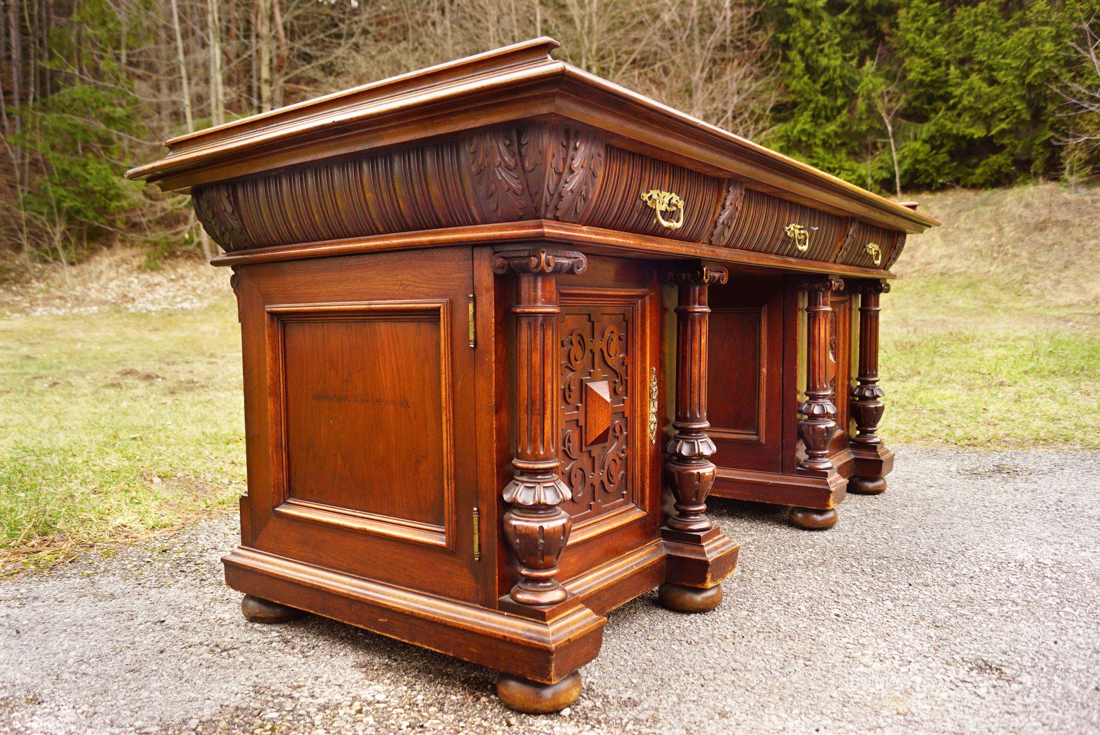 Antiker Herrenschreibtisch groß, imposante Antiquität um 1880 Vollsäulen, Massivholz, geschnitzt