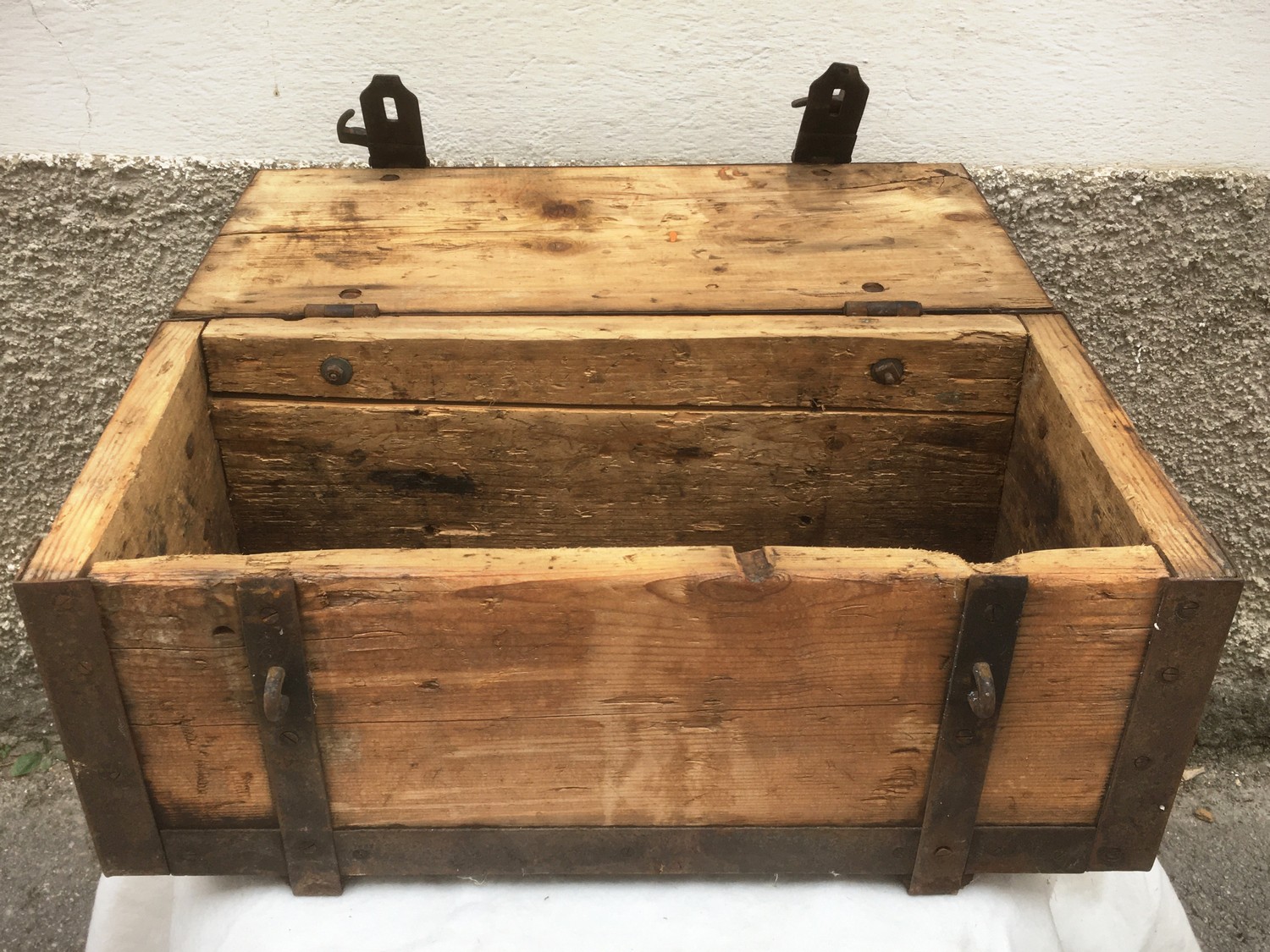 Truhe klein antik Weichholz Eisenbeschläge Schatztruhe Transportkiste schwer