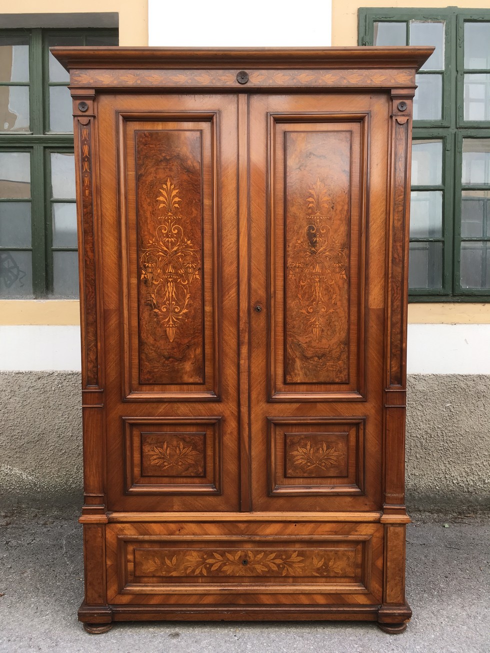 Garderobe Schrank antik Nussholz Intarsien